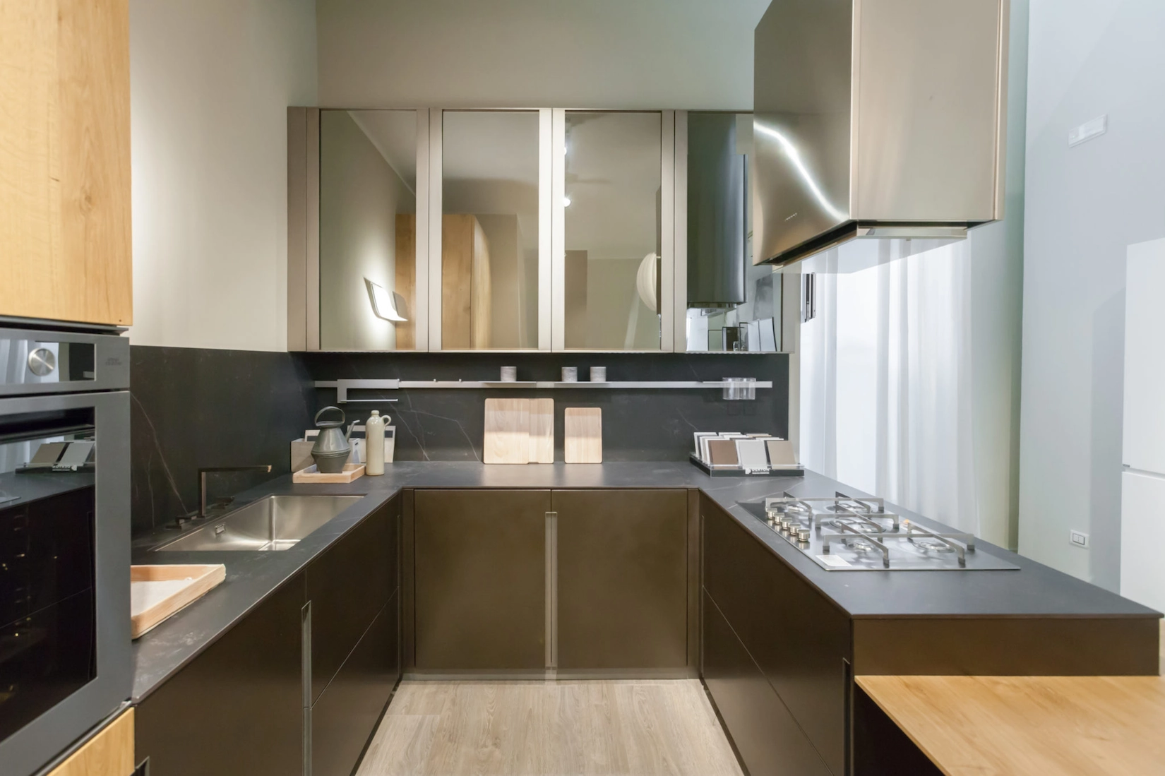Handleless kitchen with mirrored stainless steel units